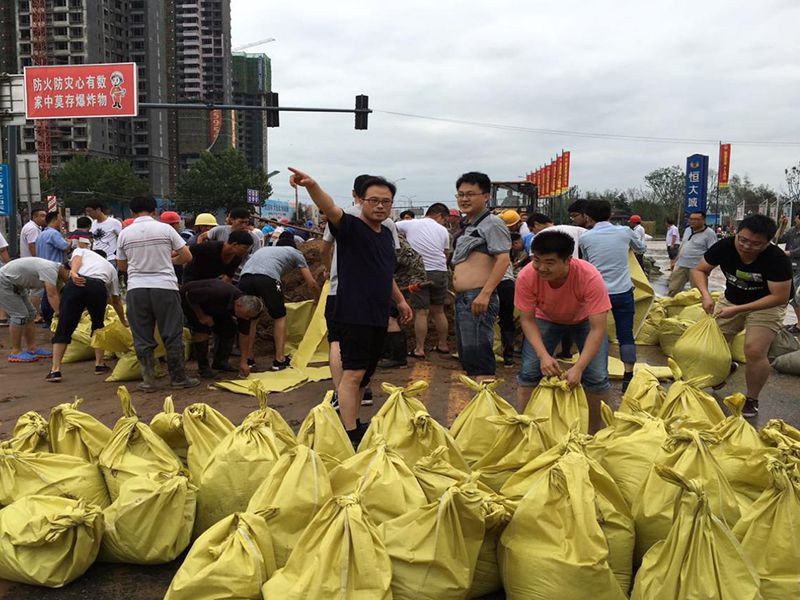 2016年7月20日，集團(tuán)公司組織員工參與“安陽7·19特大洪水”搶險(xiǎn)救災(zāi)工作。